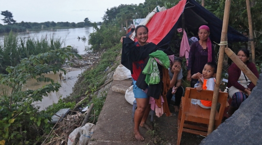 Korban Banjir Pebayuran Bekasi Bertahan di Tenda Seadanya