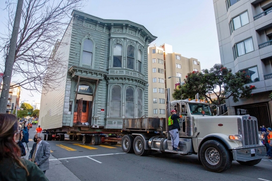 Proses Pemindahan Rumah Berusia 139 Tahun dengan Truk di California