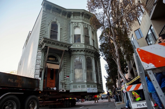 Proses Pemindahan Rumah Berusia 139 Tahun dengan Truk di California