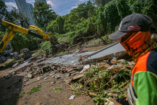 Perbaikan Tembok Kali Krukut yang Jebol di Kemang