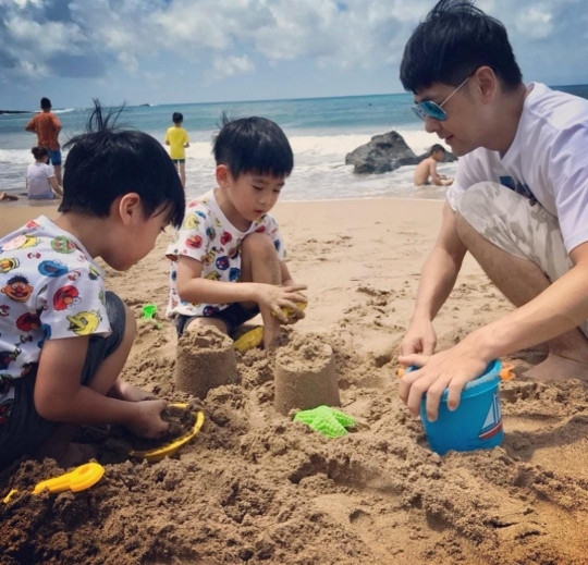 7 Potret Terbaru 'Kakak Boboho' Jimmy Lin, Sudah Punya 3 Anak dan Gantengnya Awet