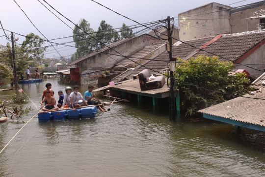 Sudah 4 Hari Banjir 2,5 Meter Rendam Permukiman di Tangerang