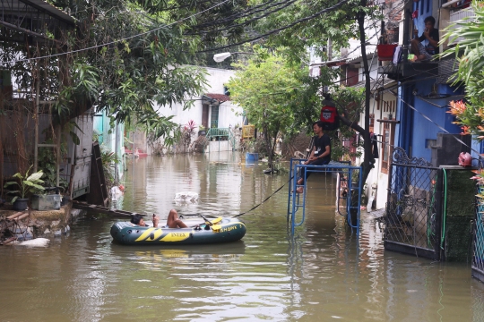 Sudah 4 Hari Banjir 2,5 Meter Rendam Permukiman di Tangerang