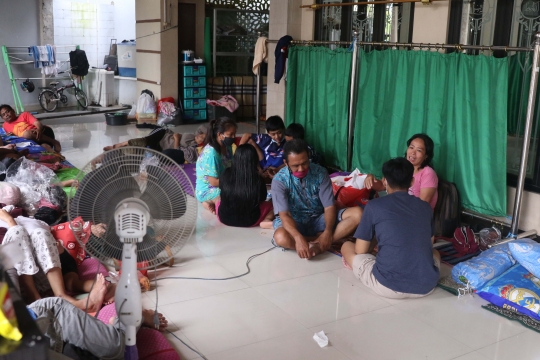 Menengok Korban Banjir Tangerang Masih Bertahan di Pengungsian