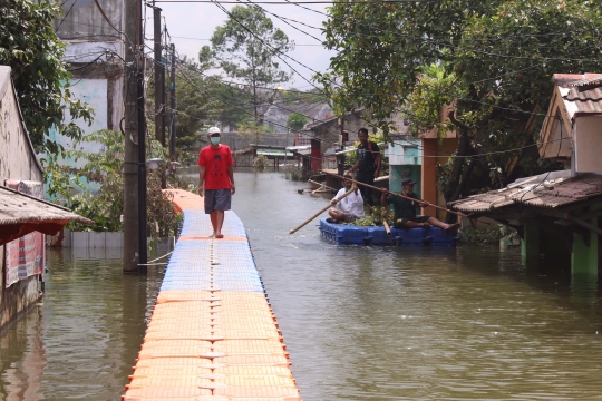 Jembatan Apung Jadi Andalan di Tengah Banjir Tangerang