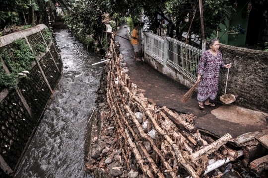 Turap Kali Sepanjang 30 Meter di Batu Ampar Longsor Akibat Banjir