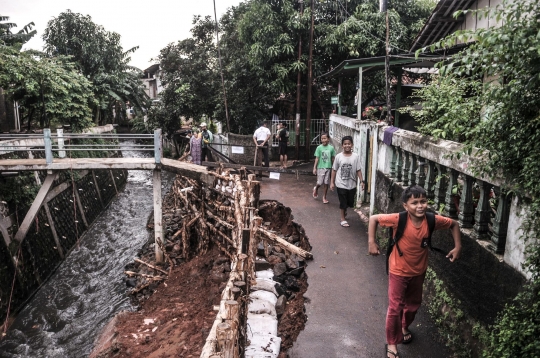 Turap Kali Sepanjang 30 Meter di Batu Ampar Longsor Akibat Banjir