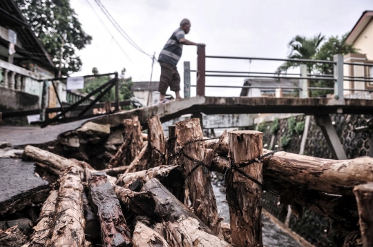 Turap Kali Sepanjang 30 Meter di Batu Ampar Longsor Akibat Banjir