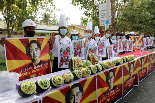 Mendukung Aung San Suu Kyi Lewat Ukiran Semangka