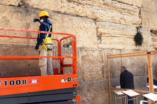 Perawatan Batu Kuno di Situs Doa Tersuci Yahudi