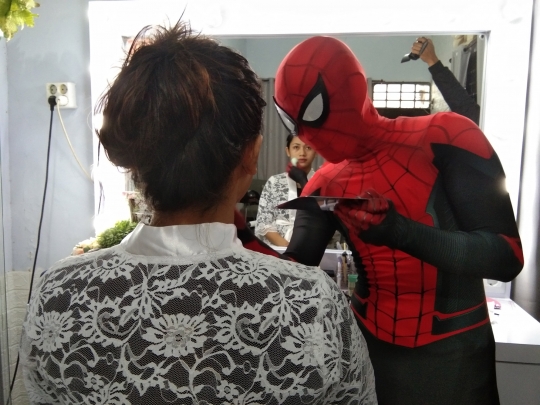 Ketika Spiderman Jadi Penata Rias di Makassar