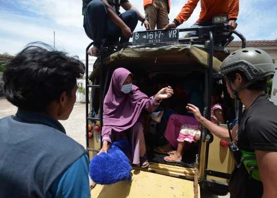 Tim Tanggap Bencana LRCI Salurkan Bantuan dan Evakuasi Korban Banjir Bekasi