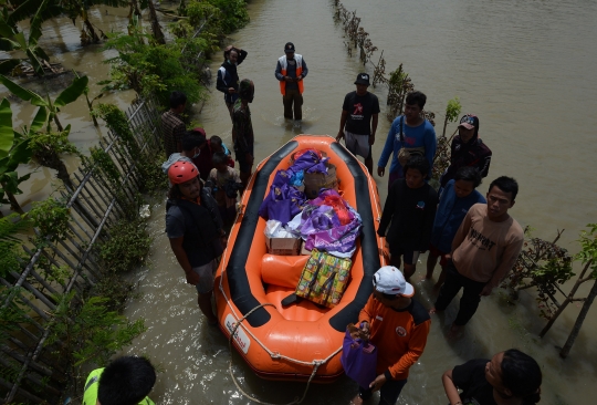 Tim Tanggap Bencana LRCI Salurkan Bantuan dan Evakuasi Korban Banjir Bekasi