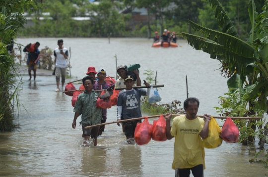 Tim Tanggap Bencana LRCI Salurkan Bantuan dan Evakuasi Korban Banjir Bekasi