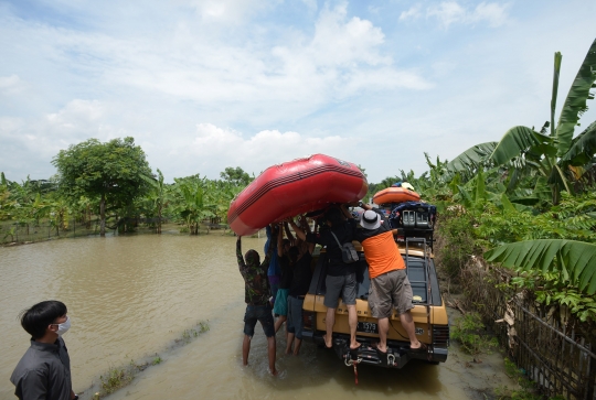 Tim Tanggap Bencana LRCI Salurkan Bantuan dan Evakuasi Korban Banjir Bekasi