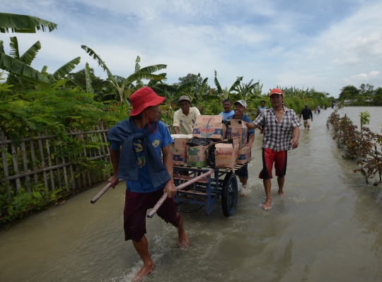 Tim Tanggap Bencana LRCI Salurkan Bantuan dan Evakuasi Korban Banjir Bekasi