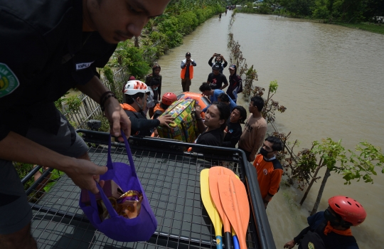 Tim Tanggap Bencana LRCI Salurkan Bantuan dan Evakuasi Korban Banjir Bekasi