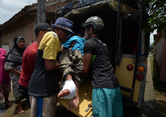 Tim Tanggap Bencana LRCI Salurkan Bantuan dan Evakuasi Korban Banjir Bekasi