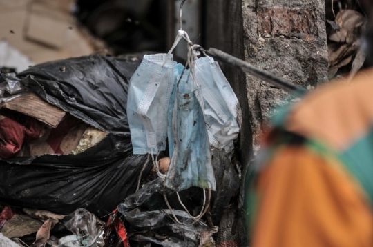 Berburu Limbah Masker Rumah Tangga