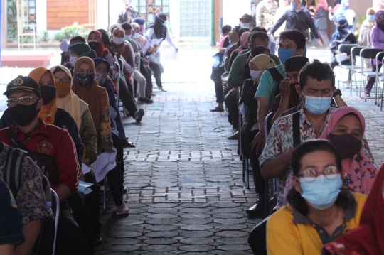 Vaksinasi 6 Ribu Pelayan Publik dan Guru di Tangerang