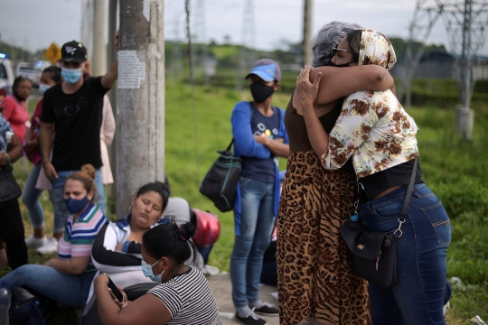 Tangis Keluarga Seusai 79 Tahanan Tewas Akibat Kerusuhan di Penjara Ekuador