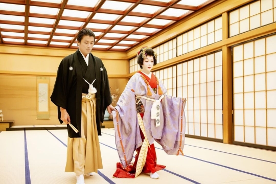 5 Potret Syahrini & Reino Barack Rayakan Anniversary Pakai Busana Tradisional Jepang