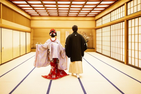 5 Potret Syahrini & Reino Barack Rayakan Anniversary Pakai Busana Tradisional Jepang