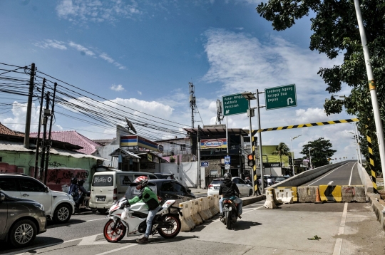 Aksi Nekat Pesepeda Motor Terobos Flyover Tapal Kuda