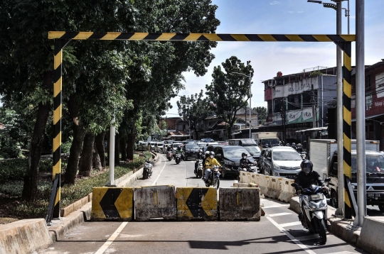 Aksi Nekat Pesepeda Motor Terobos Flyover Tapal Kuda