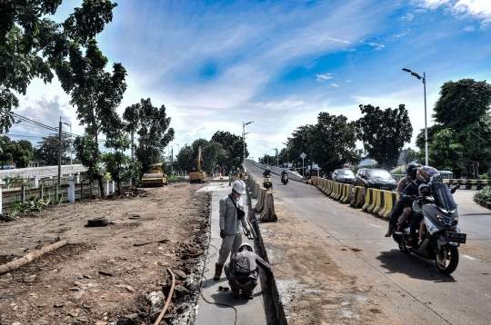 Aksi Nekat Pesepeda Motor Terobos Flyover Tapal Kuda