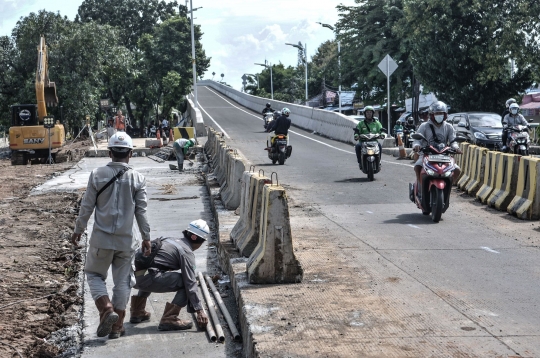 Aksi Nekat Pesepeda Motor Terobos Flyover Tapal Kuda