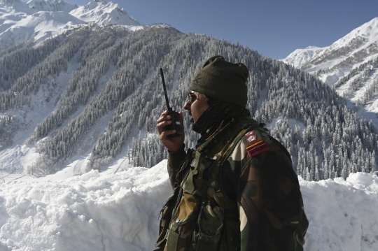 Penjagaan Ketat Zona Demiliterisasi India di Sepanjang Himalaya