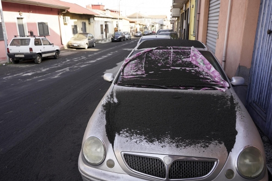 Abu Gunung Etna Tutupi Jalan Hingga Mobil Mewah di Italia