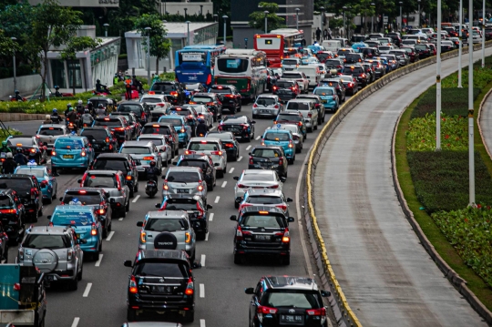 Pelarangan Mobil Berusia 10 Tahun Melintas di Jakarta