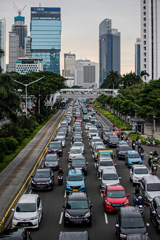 Pelarangan Mobil Berusia 10 Tahun Melintas di Jakarta