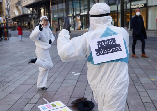 Penari Tango di Swiss Tampil Pakai APD Saat Pandemi