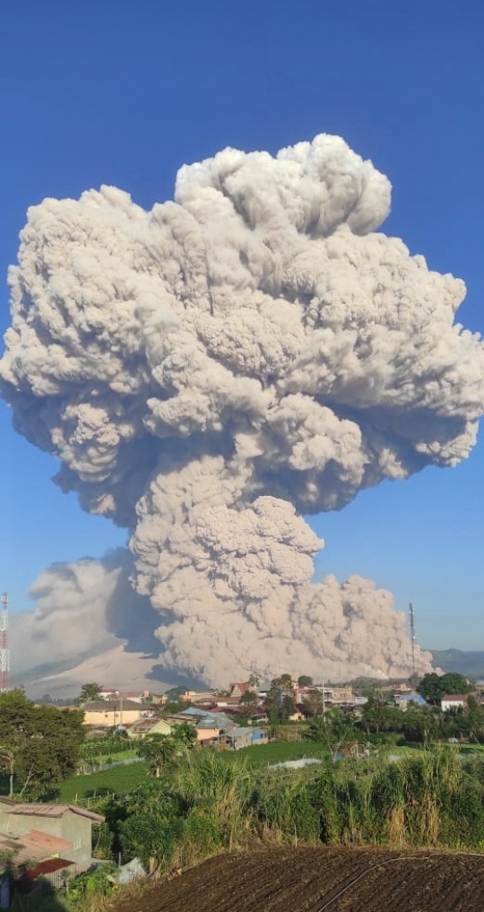 Awan Panas Gunung Sinabung Kembali Menyembur 2.000 Meter