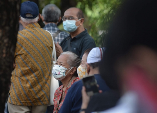 Antrean Peserta Vaksin Lansia di Jakarta
