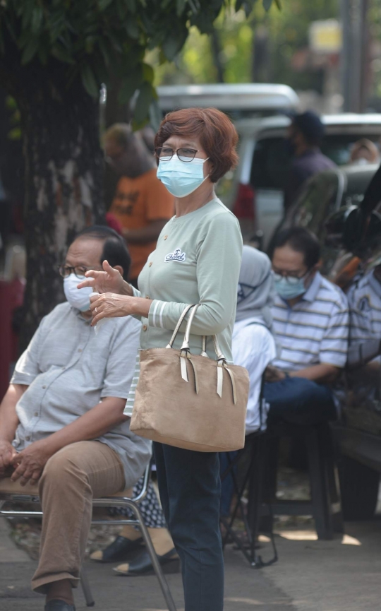Antrean Peserta Vaksin Lansia di Jakarta