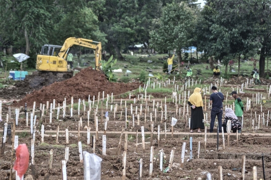 Lahan Makam Covid-19 di TPU Bambu Apus Penuh