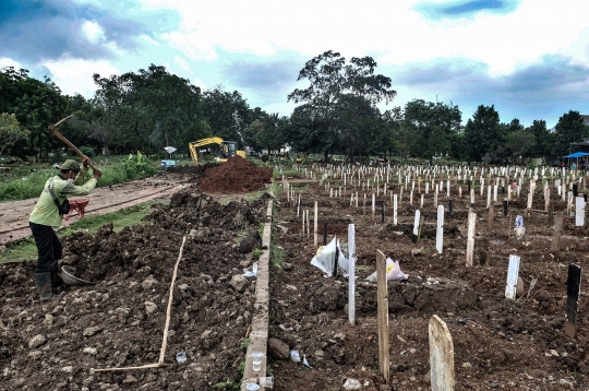 Lahan Makam Covid-19 di TPU Bambu Apus Penuh