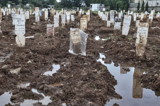 Lahan Makam Covid-19 di TPU Bambu Apus Penuh