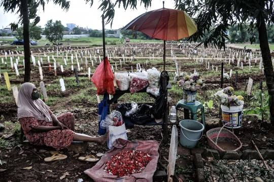 Lahan Makam Covid-19 di TPU Bambu Apus Penuh