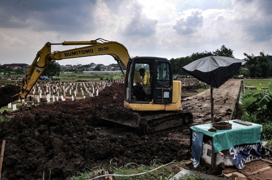 Lahan Makam Covid-19 di TPU Bambu Apus Penuh