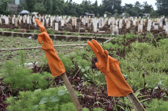 Lahan Makam Covid-19 di TPU Bambu Apus Penuh