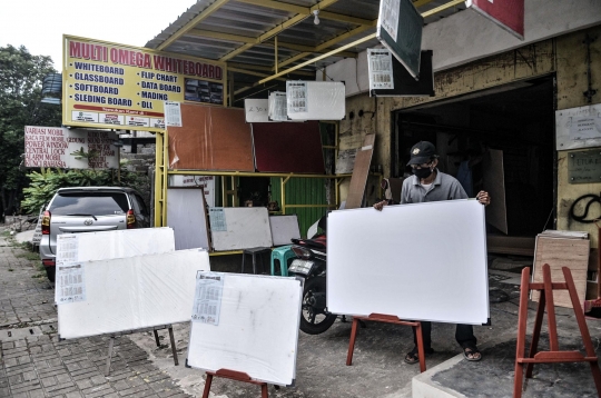 Geliat Industri Papan Tulis Bertahan di Tengah Pandemi