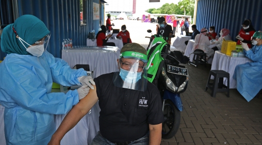 Vaksinasi Covid-19 Drive Thru di Kemayoran