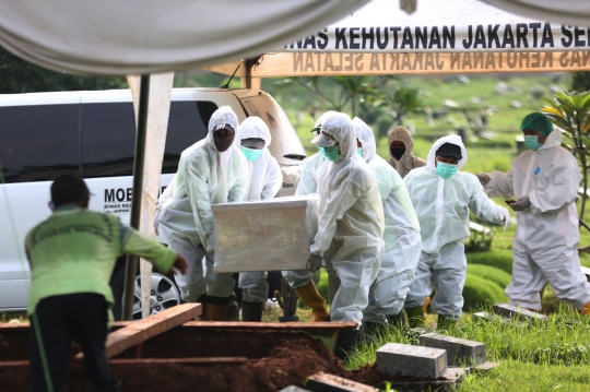 Suasana Pemakaman Jenazah Rina Gunawan dengan Protokol Kesehatan