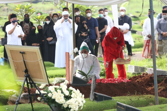 Suasana Pemakaman Jenazah Rina Gunawan dengan Protokol Kesehatan