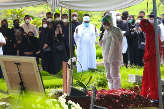 Suasana Pemakaman Jenazah Rina Gunawan dengan Protokol Kesehatan